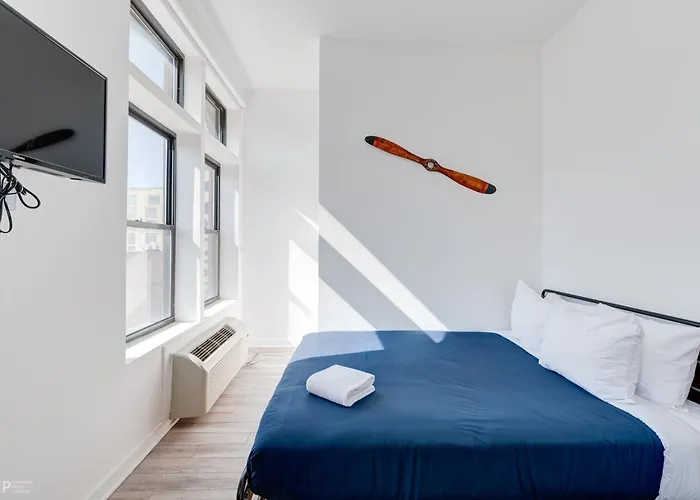 747 Lofts By Redawning - River West, Third Floor Hotel