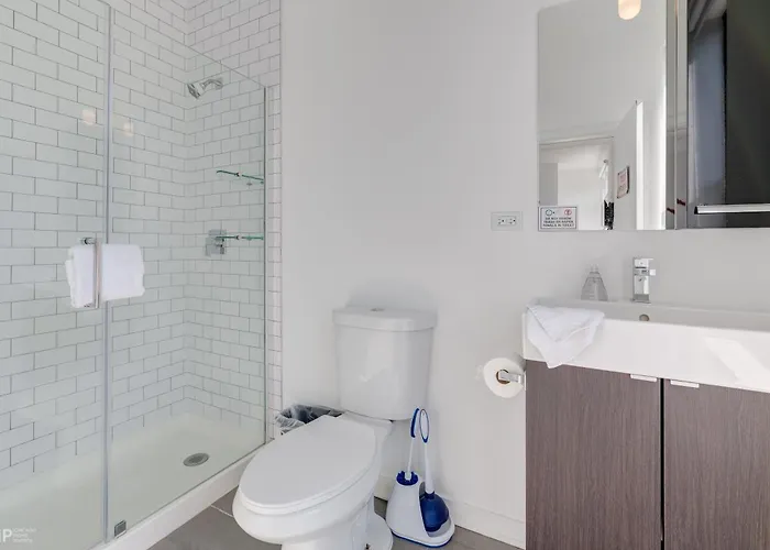 747 Lofts By Redawning - River West, Third Floor Hotel
