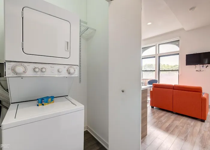 747 Lofts By Redawning - River West, Third Floor Hotel *