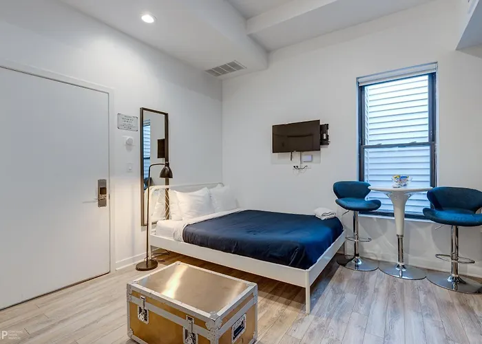 747 Lofts By Redawning - River West, Third Floor Hotel