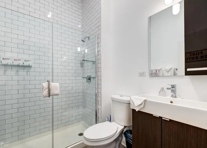 747 Lofts By Redawning - River West, Third Floor Hotel *