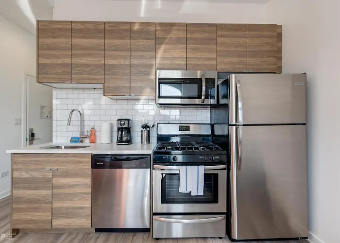 747 Lofts By Redawning - River West, Third Floor Hotel *
