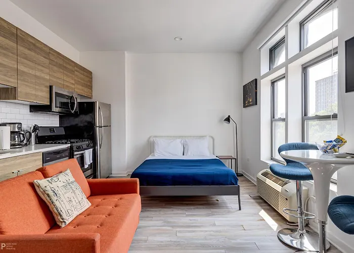 747 Lofts By Redawning - River West, Third Floor Hotel