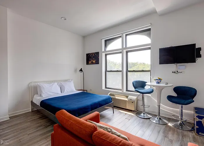 747 Lofts By Redawning - River West, Third Floor Hotel *